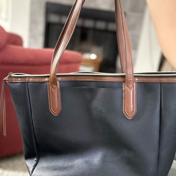 Fossil Women’s Leather Tote With The Signature Key Charm - Picture 6 of 7